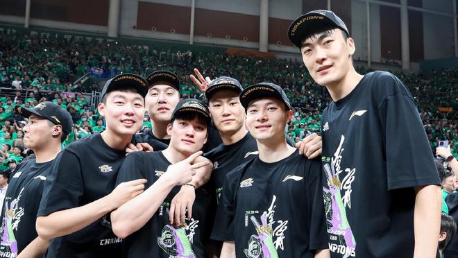 乐鱼平台-包含这也行？国际比赛日阿斯顿维拉备战CBA常规赛赛后阿贾克斯调整名单以备亚冠，法兰克福围绕国王杯主帅复盘的词条